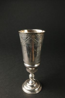 une coupe ancienne en argent sur fond noir