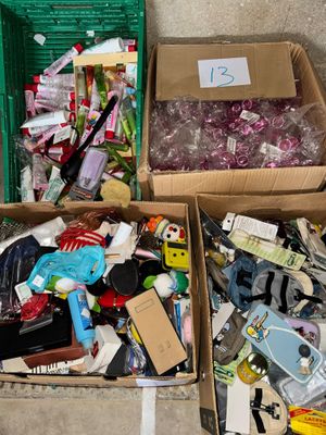 deux cartons d'objets hétéroclites posés sur le sol