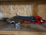 un grand nombre d'outils qui restent sur une étagère