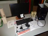 un bureau sur lequel se trouvent un ordinateur, un clavier, une souris et d'autres objets