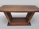 une vieille table en bois surmontée d'une petite étagère