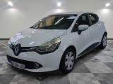 la voiture blanche est garée sur un sol en damier dans le garage