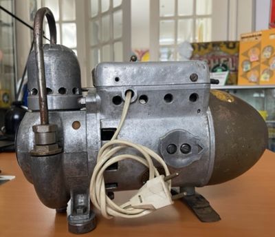 une vieille machine posée sur une table