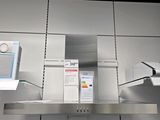une cuisine équipée d'une cuisinière, d'un four et d'un micro-ondes