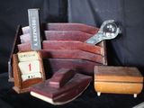 une valise contenant tout un tas de livres et une loupe
