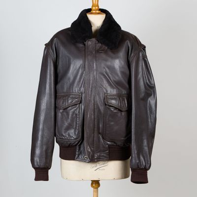 un blouson aviateur en cuir marron avec un col en fourrure noire