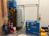 une photo d'une pièce avec un réservoir et un chauffe-eau