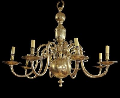 un lustre ancien en laiton à cinq branches et cinq lumières
