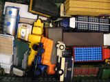 Il y a plein de types différents de camions miniatures et de camions dans cette pile