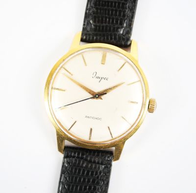 gros plan d'une montre sur une surface blanche