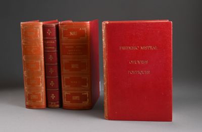 trois livres rouges empilés les uns sur les autres, placés côte à côte