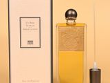 gros plan d'un flacon de parfum à côté d'une boîte
