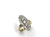 gros plan d'une bague en diamant sur une surface blanche