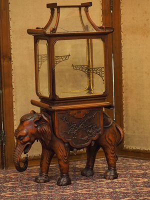 Vitrine en bois exotique sculpté figurant un éléphant à pala…