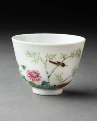 une image représentant un bol blanc orné de fleurs et d'oiseaux peints
