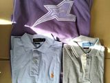 Deux chemises et un polo sont posés sur une boîte en carton