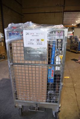 un chariot contenant beaucoup de boîtes