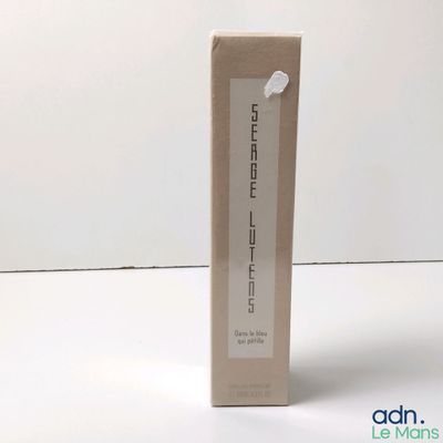 un tube de dentifrice posé sur une surface blanche