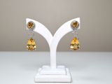 paire de boucles d'oreilles en citrine et diamants sur une monture blanche