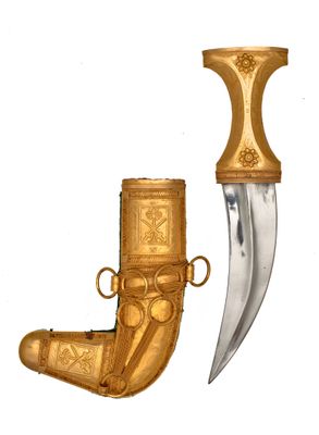 un couteau en or et en argent et une botte en or sur fond blanc