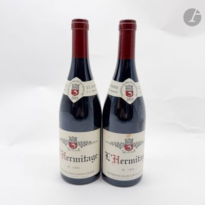 deux bouteilles de vin rouge posées l'une à côté de l'autre sur une surface blanche
