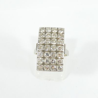 gros plan d'une bague en diamant sur une surface blanche