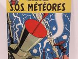 un livre sur la couverture duquel figure la photo d'un homme penché sur un télescope