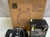 une photo montrant une boîte de casque audio et un sac posés sur une table