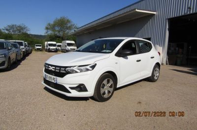 une voiture blanche garée devant un bâtiment
