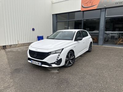 une voiture blanche garée devant un bâtiment