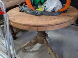 une table sur laquelle sont posés plusieurs paires de skis