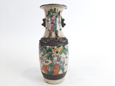 un vase posé sur une surface blanche