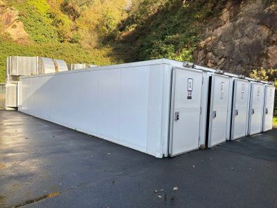 Importante installation de séchoirs à algues à panneaux sand…