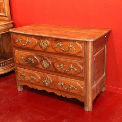 Commode en Noyer Mouluré - Mobilier Ancien Élégant