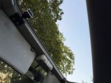 vue du toit ouvrant d'une voiture depuis l'intérieur du véhicule