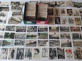 beaucoup de vieilles cartes postales sur la table