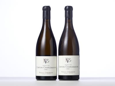 deux bouteilles de vin blanc posées sur une table