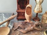 beaucoup d'objets en bois posés sur une table
