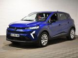 une voiture bleue est garée dans une pièce au sol à carreaux