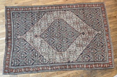 tapis posé sur un sol en bois dans une pièce dotée d'un parquet en bois massif et d'un sol en bois massif