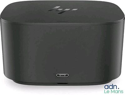 un gros plan d'une enceinte noire posée sur une surface blanche