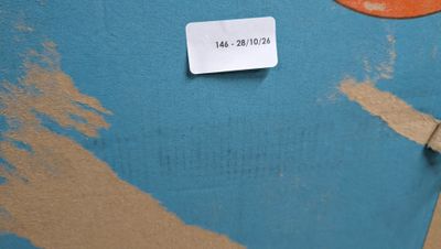 un morceau de carton sur lequel est collé un autocollant