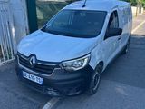 une camionnette blanche garée sur un parking près d'une clôture