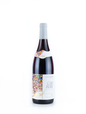 gros plan d'une bouteille de vin sur une surface blanche