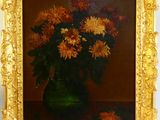 une peinture de fleurs dans un vase vert sur une table