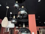 de nombreuses lumières suspendues au plafond
