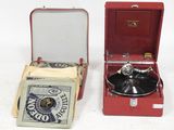 une mallette rouge contenant un tourne-disque