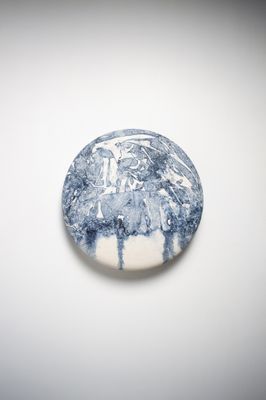 une photo d'une assiette bleue et blanche sur laquelle est représenté un mouton