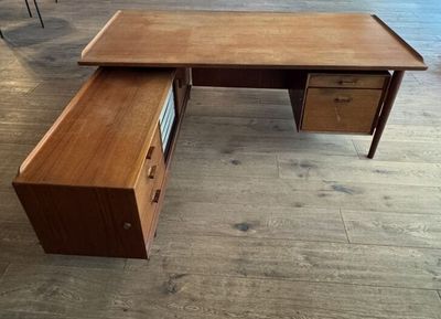 un bureau en bois avec deux tiroirs et une étagère à livres