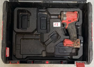 une photo d'une perceuse sans fil et d'une visseuse à chocs dans une boîte à outils
